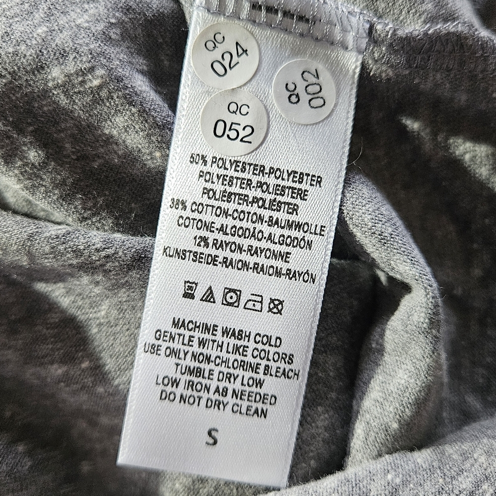 Free People Melrose Graphic Tee Long Sleeve Scoop Neck Crackled Stars S Gray NWT - Picture 11 of 16